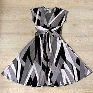 Sushi Flower V-Neck Cap Sleeve Black & White Dress